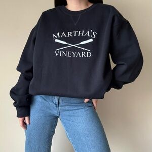 Martha’s Vineyard Pullover Crewneck Sweatshirt in Navy